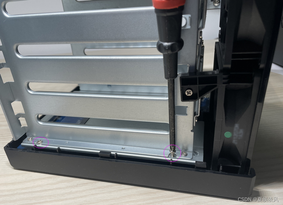 群晖 Sonology NAS DS920+ 拆机装机方法插图6 群晖 Sonology NAS DS920+ 拆机装机方法插图6