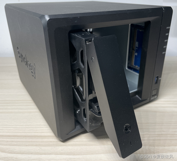 群晖 Sonology NAS DS920+ 拆机装机方法插图1 群晖 Sonology NAS DS920+ 拆机装机方法插图1